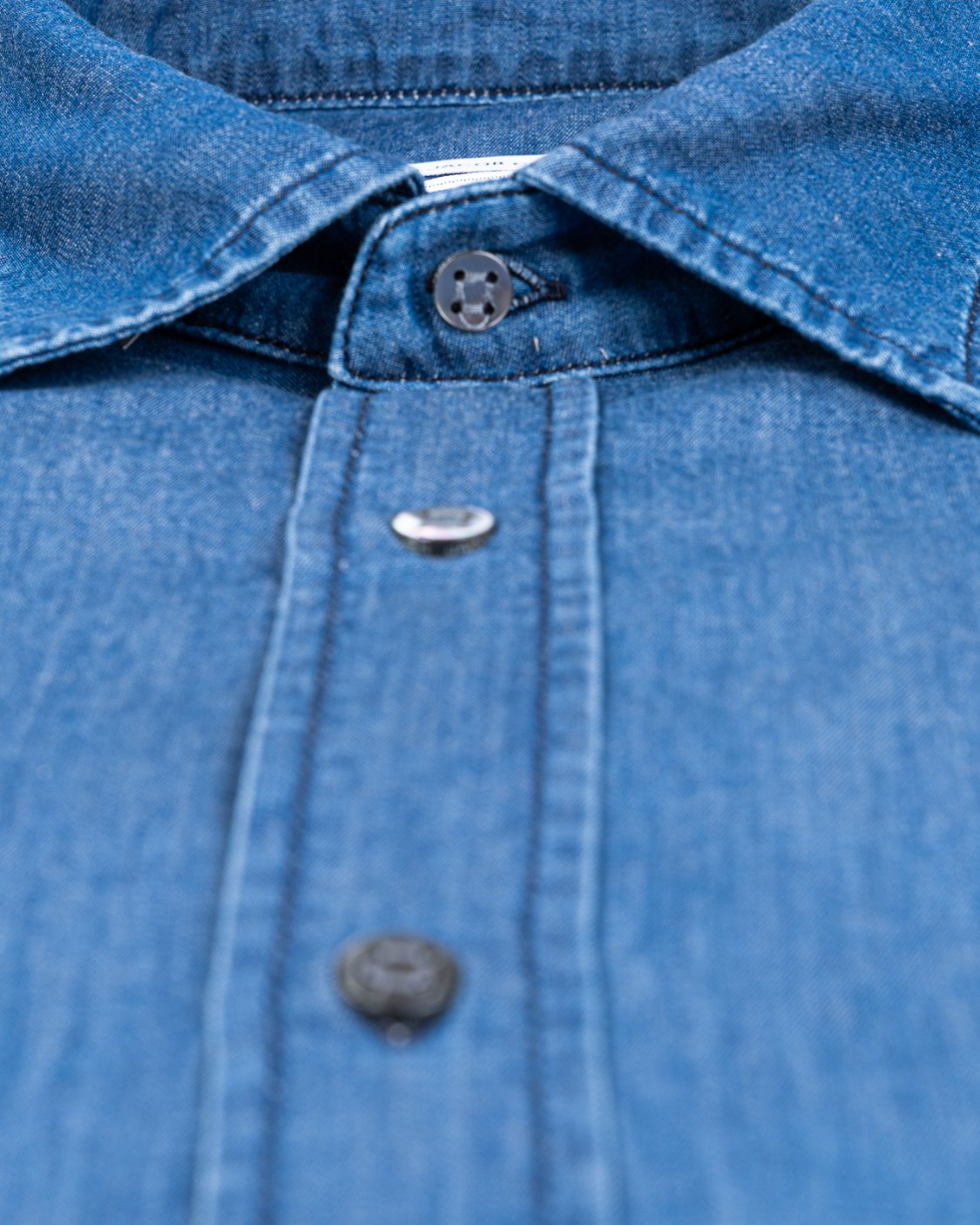 shop JACOB COHEN  Camicia: Jacob Cohen camicia in denim blu medio.
Camicia
Denim di puro cotone blu medio stonewashed e texture morbida.
Colletto classico.
Polsini con bottone.
Chiusura con bottoni a quattro fori in madreperla grigio scuro.
Logo ricamato sul fianco.
Composizione: 100% cotone.
Made in Italy.. TI17AA-951D number 6937329